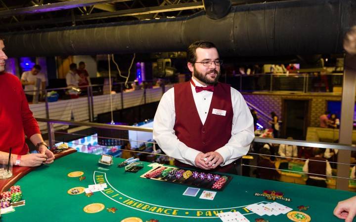 How to Become a Casino Blackjack Dealer